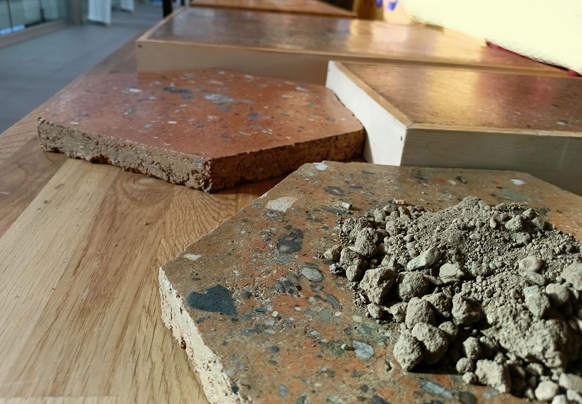 Il pavimento naturale realizzato dalla startup Terra Tiles e presentato a Klimahouse 2026