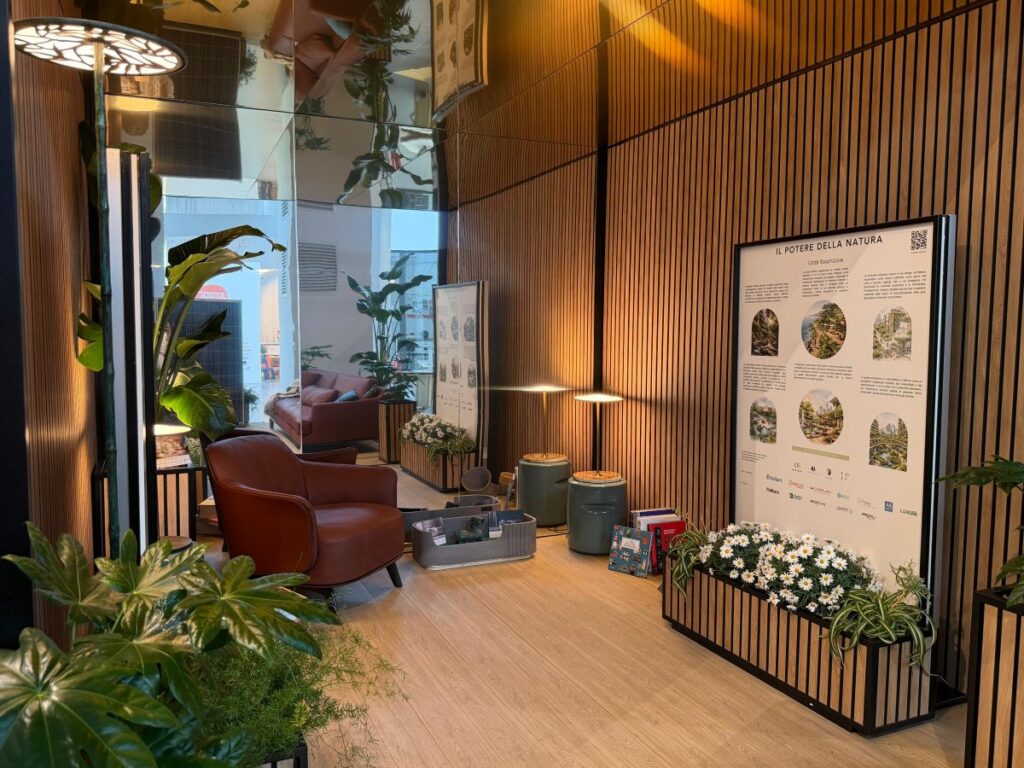 Rifugio climatico al Fuori Salone di Milano: design biofilico e comfort sostenibile per la città che cambia