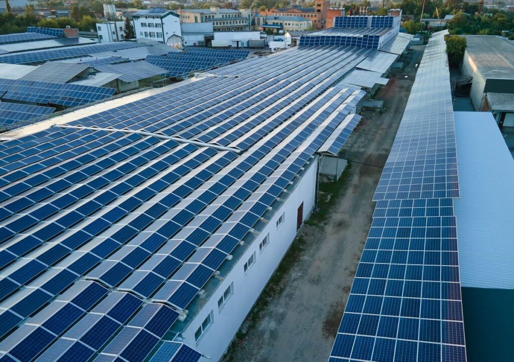 Fotovoltaico per imprese e industria con accumulo, per autoconsumo e peak shaving