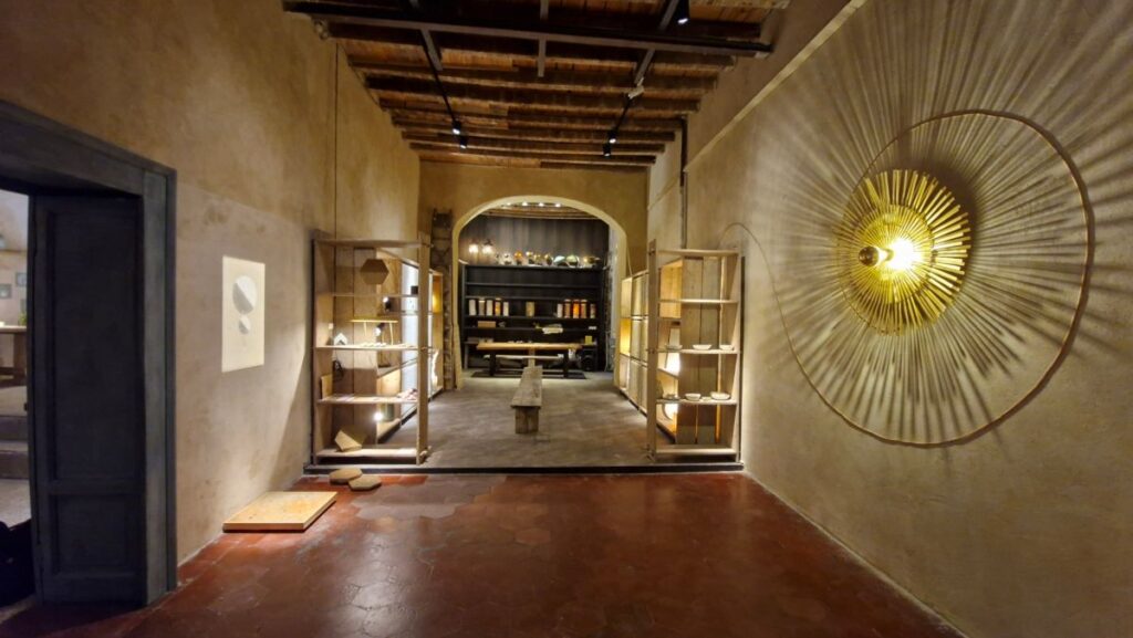 Luce, terra, ombra: la terra cruda diventa spazio permanente dopo la Milano Design Week