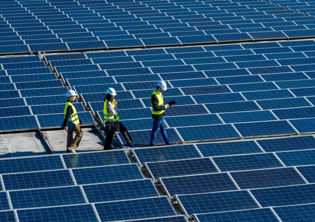 Fotovoltaico, nel 2025 il record dei 664 GW e il sorpasso dei 3 TW