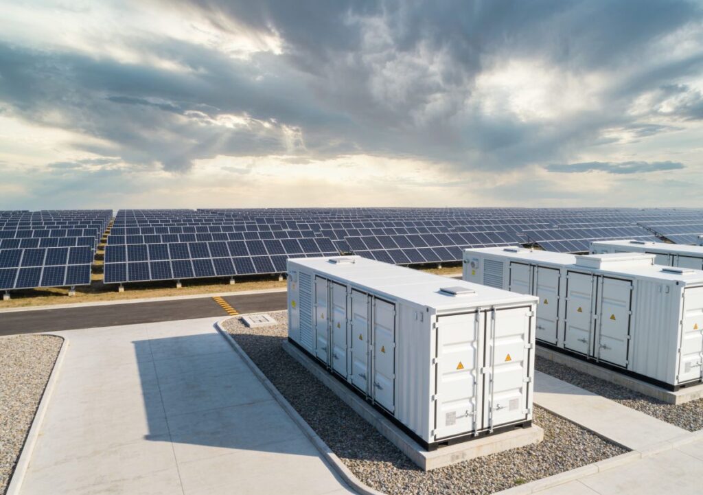 Investimenti nelle rinnovabili fermi, ma il solare con accumulo accelera