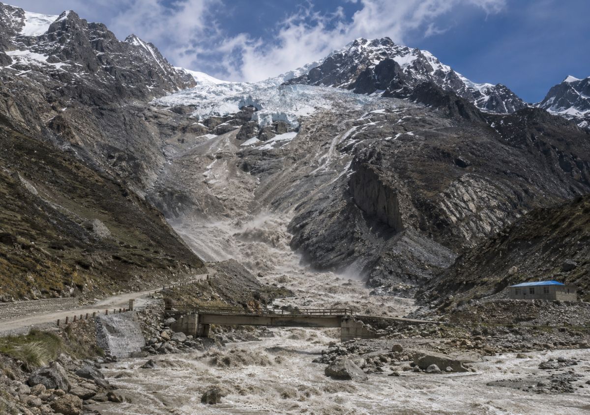 Crisi climatica e montagna, dal crollo del ghiacciaio in Nepal alle Alpi senza neve