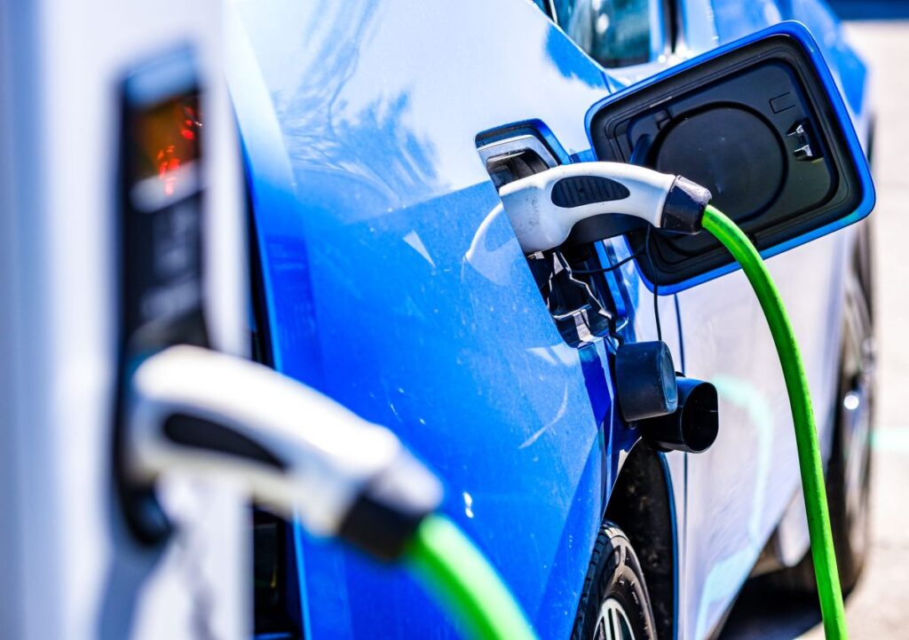 Auto elettriche, lo Smart Mobility Report 2026 certifica la ripresa. In Italia quota al 12,6%, ma il target PNIEC si allontana