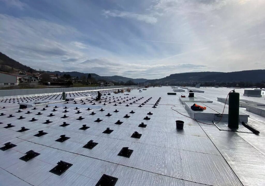 Soprasolar: il fotovoltaico su coperture piane senza forature né zavorre