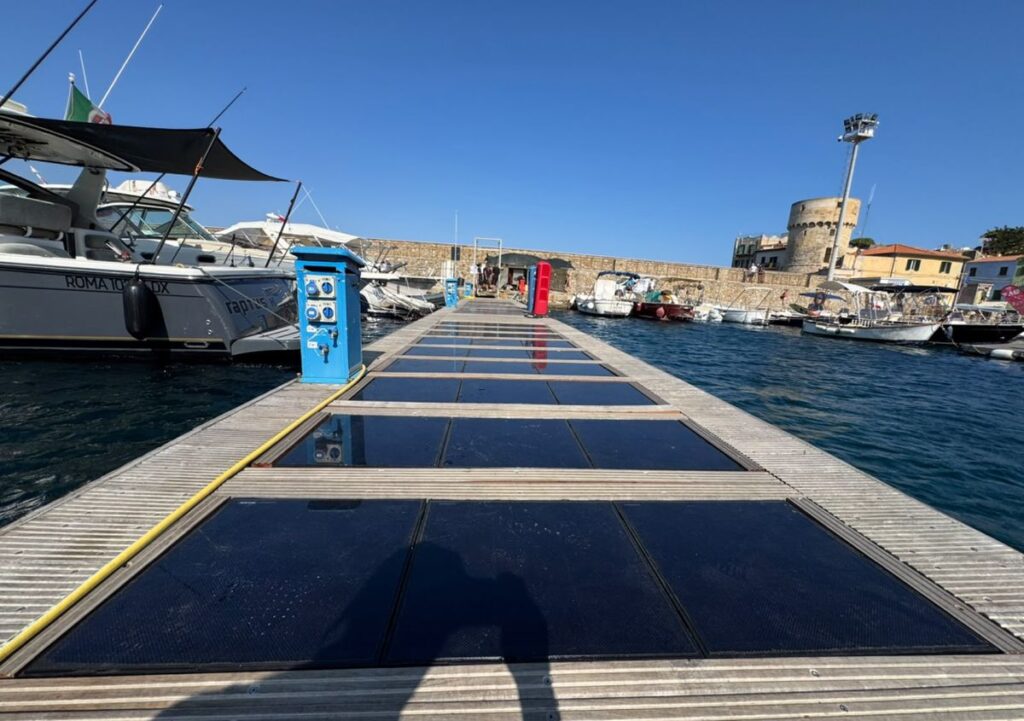Isola del Giglio, il primo pontile galleggiante che produce energia dal sole e dal moto ondoso